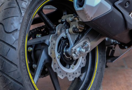 Тормозной диск на заднем колесе байка Honda CBR250RR 2017 года