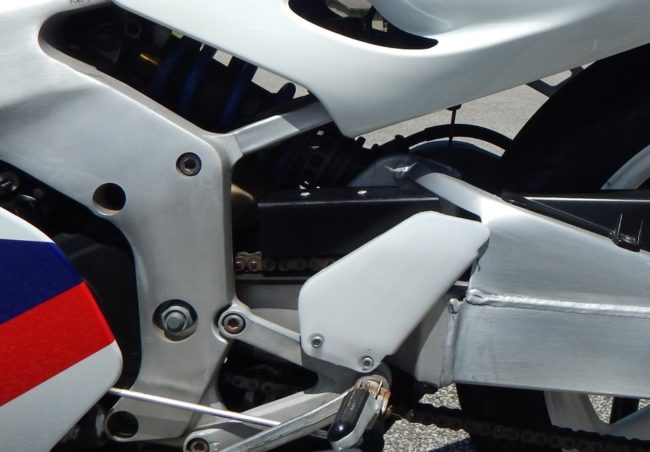 Задняя подвеска японского мотоцикла модели Honda CBR250RR спортивного типа