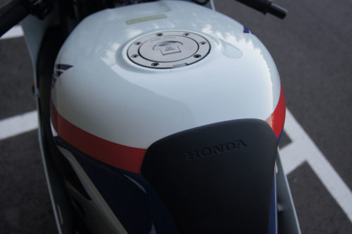 Вид сверху на бензобак спортивного мотоцикла Honda CBR250RR