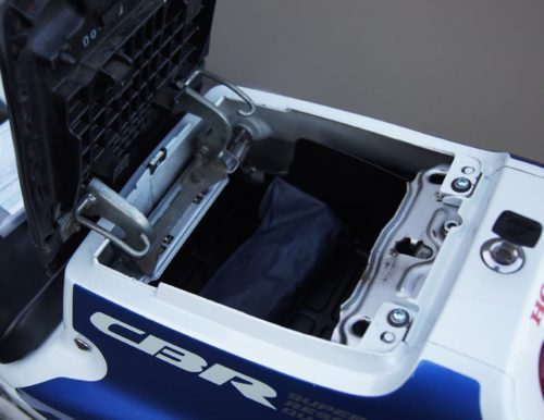 Отсек для мелочевке под сидением пассажира на байке Honda CBR250RR