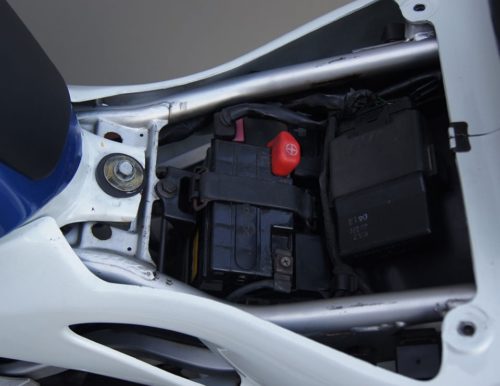Аккумуляторная батарея на мотоцикле Honda CBR250RR, вид со снятым сидением
