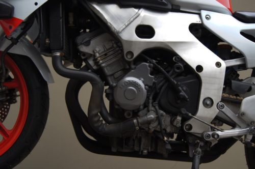 Одноцилиндровый двигатель на раме байке Honda CBR250RR, вид без обтекателя