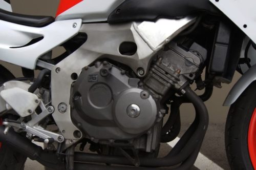 Серый корпус двигателя спортивного мотоцикла Honda CBR250RR