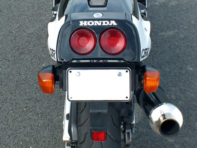 Два круглых фонаря в заднем выносе японского байка Honda CBR250RR