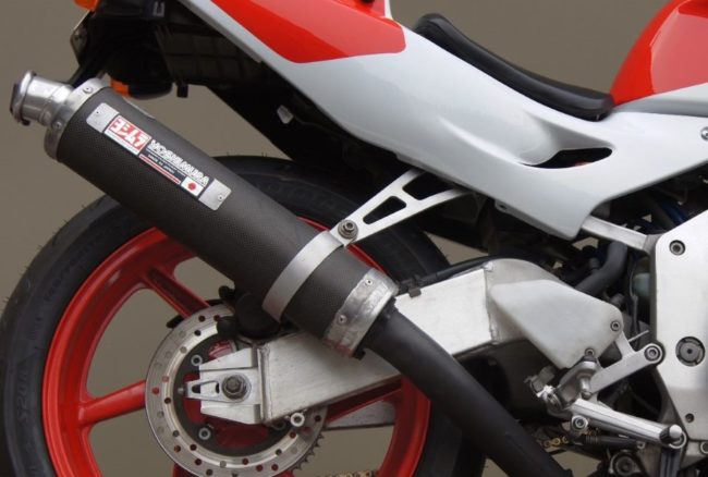 Крепление глушителя к раме на спортивном байке Honda CBR250RR японского производства