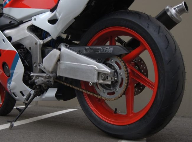 Алюминиевый маятник в задней подвеске мотоцикла спортивного класса Honda CBR250RR