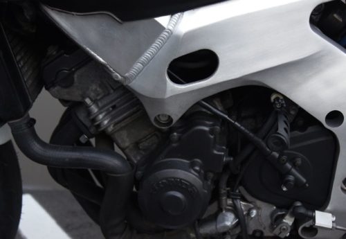 Сварной шов на раме из алюминиевого сплава на байке Honda CBR250RR