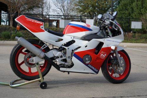 Внешний облик мотоцикла Honda CBR250RR красно-белой расцветки
