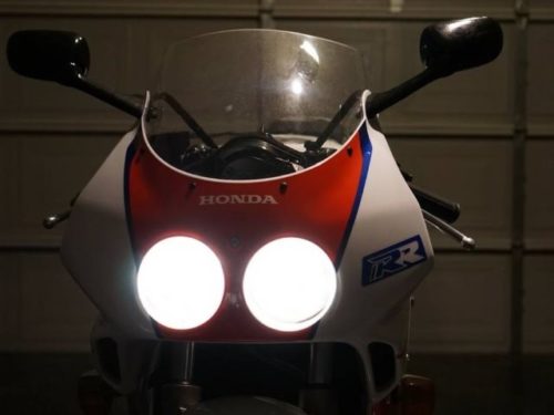Включенный свет передних фар на спорт-байке Honda CBR250RR