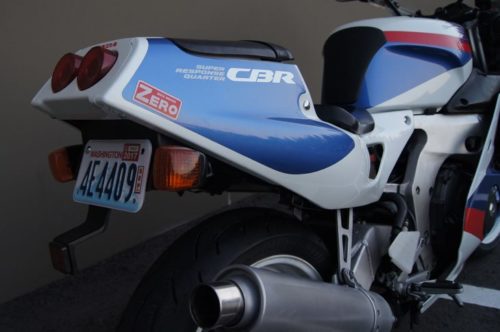 Пластиковая облицовка в задней части спортивного мотоцикла Honda CBR250RR