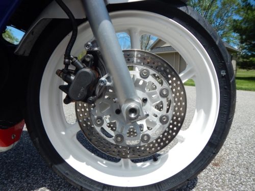 Дисковый тормоз на переднем колесе байка Honda CBR250RR