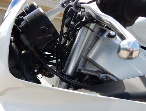 Алюминиевая рама байка Honda CBR250RR в месте закрепления телескопической вилки