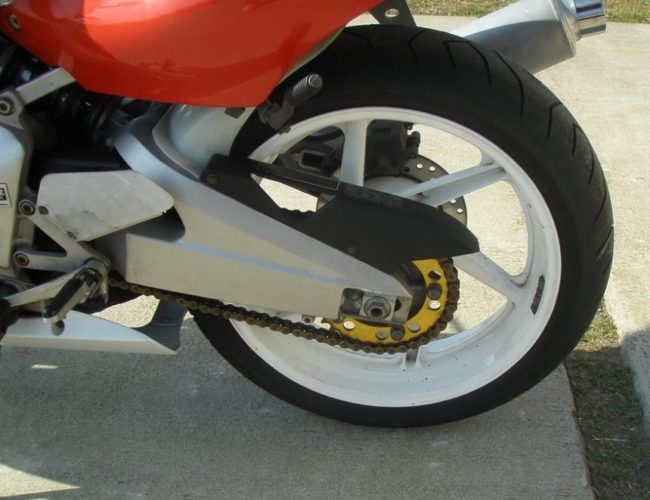 Звездочка желтого цвета на заднем литом колесе байка Honda CBR400RR