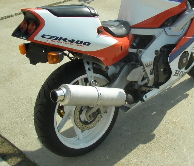 Металлическая лента крепления глушителя на мотоцикле Honda CBR400RR