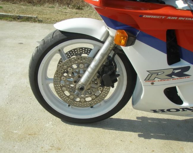 Вентилируемый диск на переднем колесе мотоцикла Honda CBR400RR спортивного класса