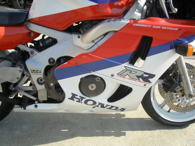 Пластиковый кожух на двигателе спорт-байка Honda CBR400RR babyblade