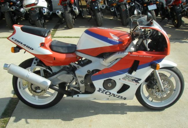 Вид сбоку спортивного мотоцикла Honda CBR400RR с высоким бензобаком