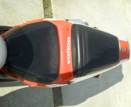 Раздельные сидения в задней части спортивного байка Honda CBR400RR