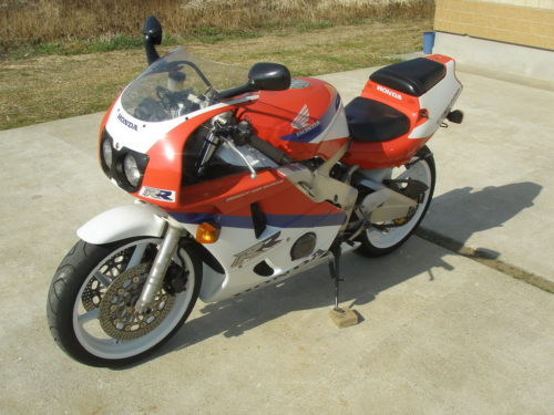 Крупноформатный обтекатель в передней части мотоцикла Honda CBR400RR