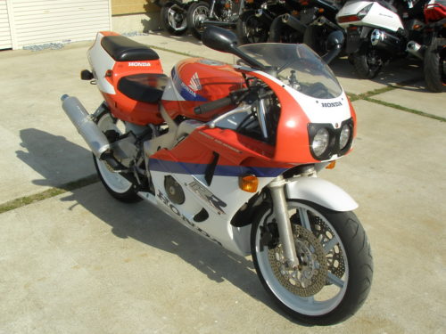 Красно-белая расцветка мотоцикла Honda CBR400RR спорт-класса