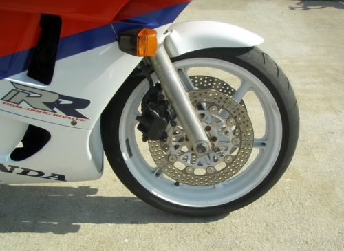 Тормозные диски на переднем колесе байка Honda CBR400RR японского производства