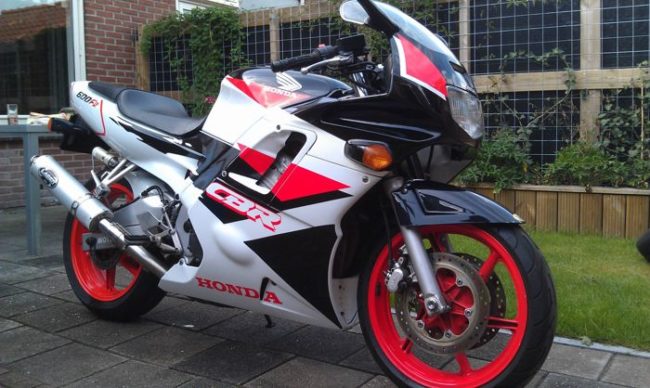 Чёрно-белая окраска мотоцикла Honda CBR600F спортивного класса