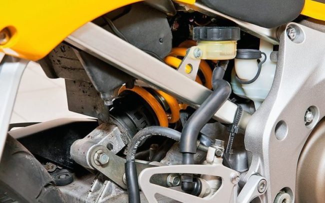 Жёлтая пружина на заднем амортизаторе спортбайка Honda CBR600F