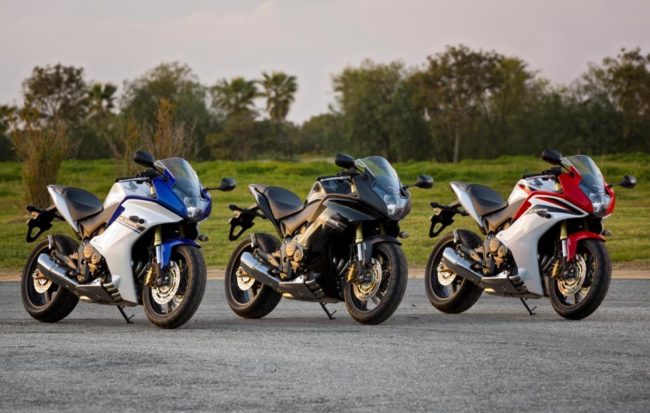 Три японских мотоцикла Honda CBR600F в различной цветовой гамме