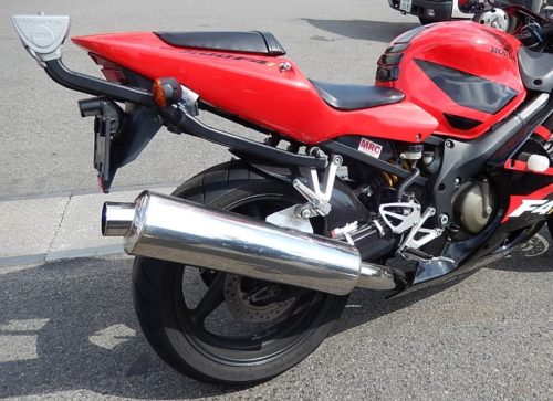Хромированный глушитель в задней части мотоцикла Honda CBR600F