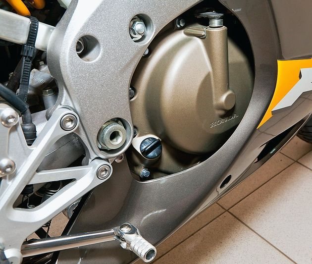 Черная пробка заливного отверстия для масла на двигателе мотоцикла Honda CBR600F