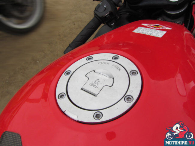 Заливная горловина на топливном баке красного цвета мотоцикла Honda CBR600F