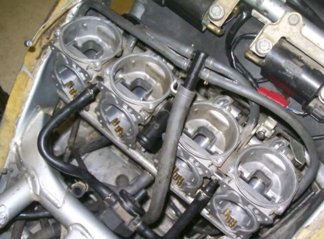 Разобранная система впрыска бензинового двигателя мотоцикла Honda CBR600F