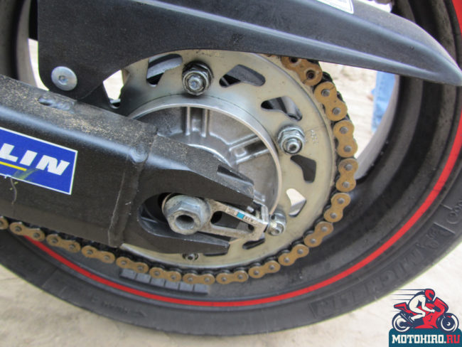 Натяжитель цепи на маятнике спортивного мотоцикла Honda CBR600F