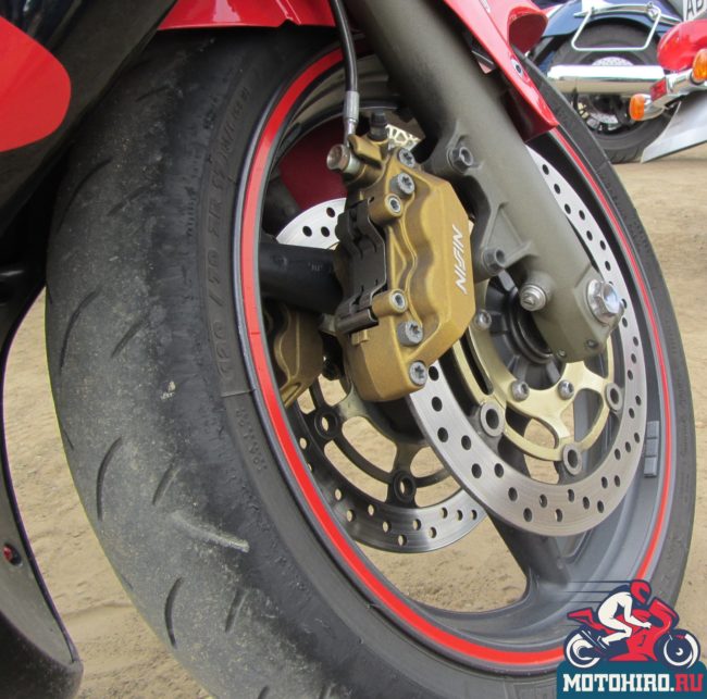Гидравлическая тормозная система на переднем колесе байка Honda CBR600F