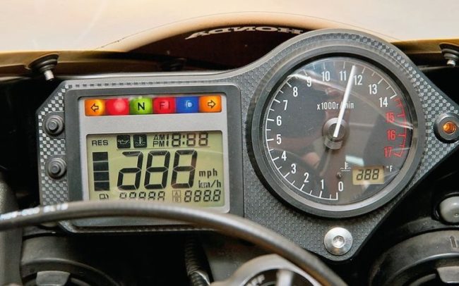 Приборная панель универсального типа на японском байке Honda CBR600F