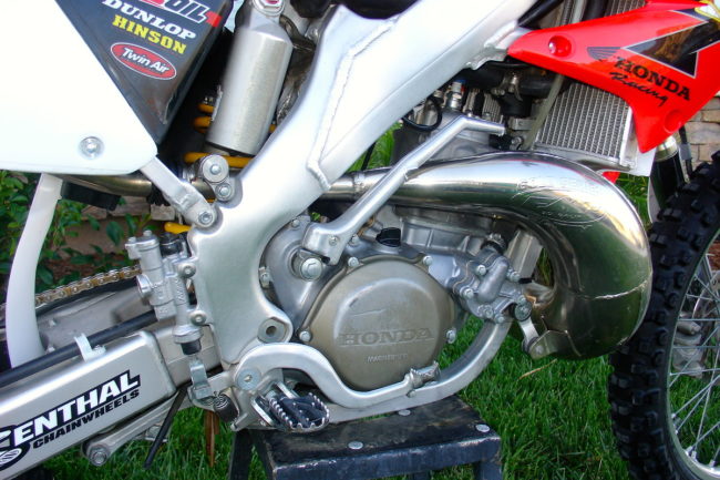 Рычаг кикстартера на алюминиевом двигателе японского мотоцикла Honda CR250R