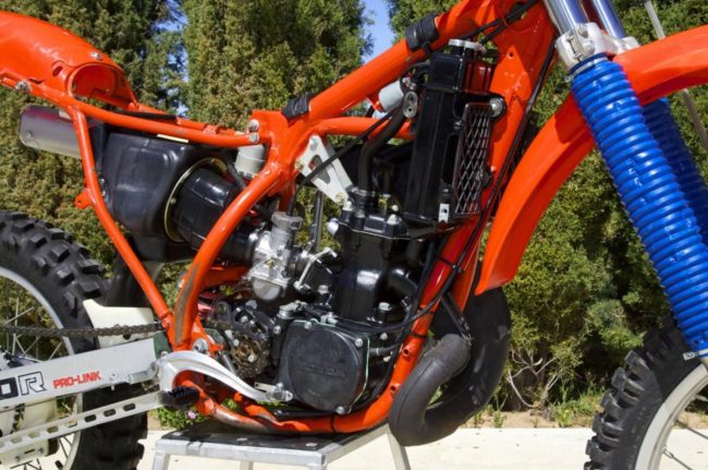 Двухтактный двигатель на стальной раме кроссового мотоцикла Honda CR250R