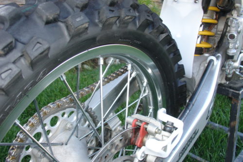 Однопоршневой суппорт на тормозном диске заднего колеса байка Honda CR250R