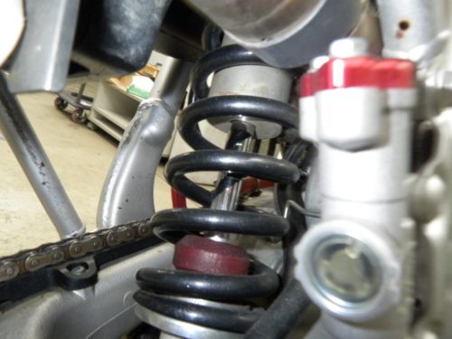 Хромированный шток заднего амортизатора на байке Honda CRF150R