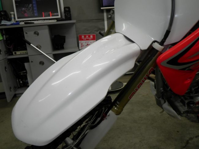 Переднее крыло белого цвета на байке Honda CRF150R 2007 года выпуска