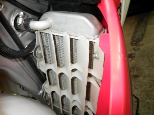 Пластиковые ребра на радиаторе охлаждения мотоцикла Honda CRF150R японского производства
