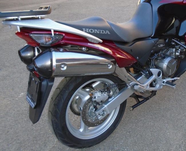 Хромированный глушитель на мотоцикле Honda Varadero XL 1000 V японского производства