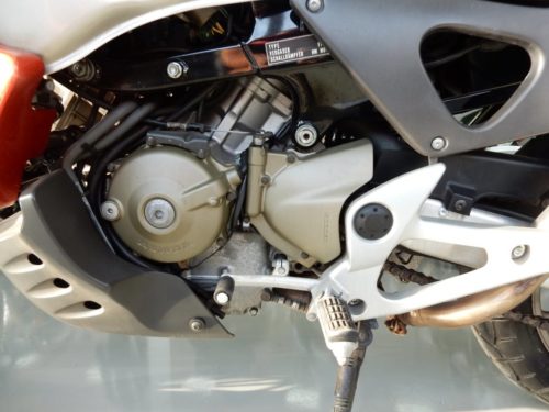 Двухцилиндровый двигатель на раме мотоцикла Honda Varadero XL 1000 V