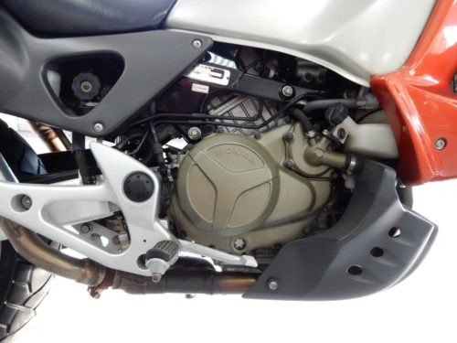 Пластиковая защита на двигателе японского байка Honda Varadero XL 1000 V