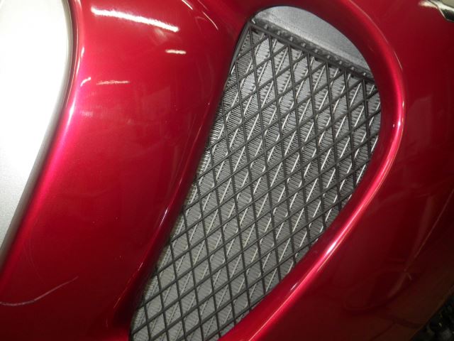 Алюминиевый радиатор системы охлаждения за пластиковым кожухом на байке Honda XL 1000 V Varadero