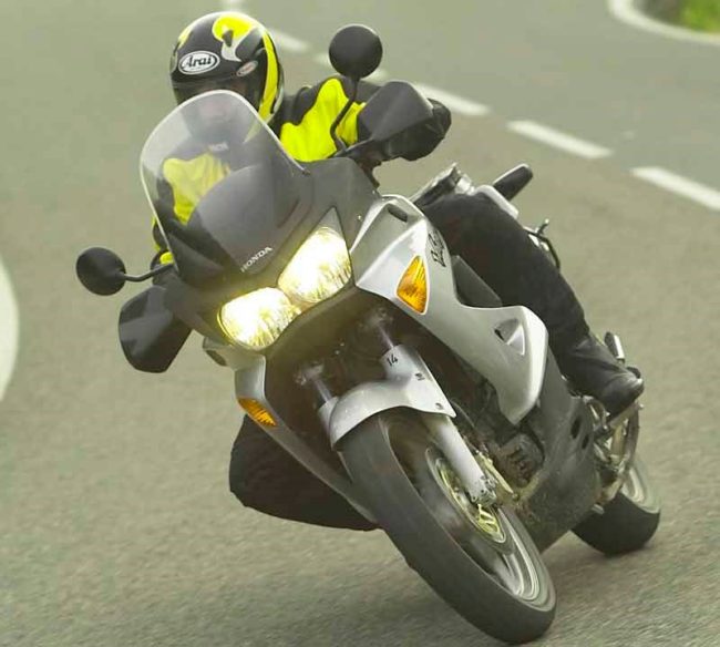Трековые испытания байка Honda Varadero XL 1000 V на асфальтовом покрытии