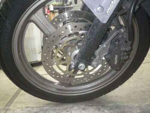Дисковые гидравлические тормоза на переднем колесе мотоцикла Honda XL 1000 Varadero