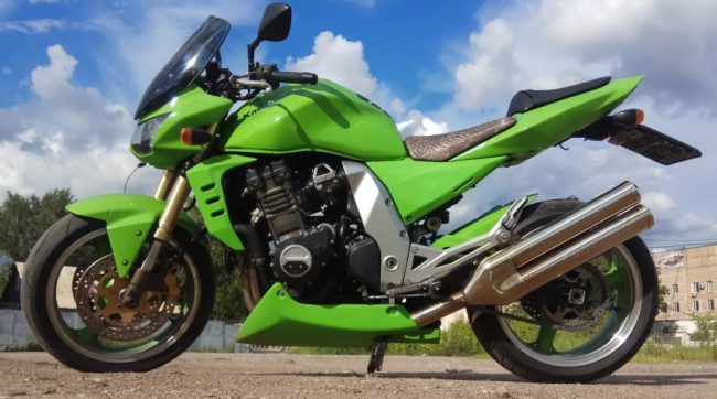 Вид сбоку мотоцикла Kawasaki Z 1000 ярко зеленого цвета