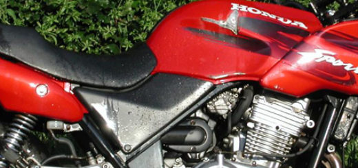 Honda CB500s вид сбоку в красном пластике