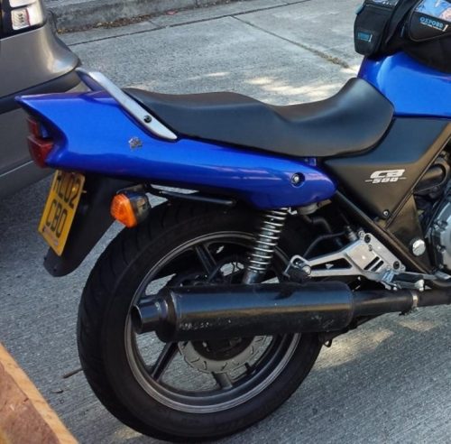 Синяя облицовка в задней части мотоцикла Honda CB 500